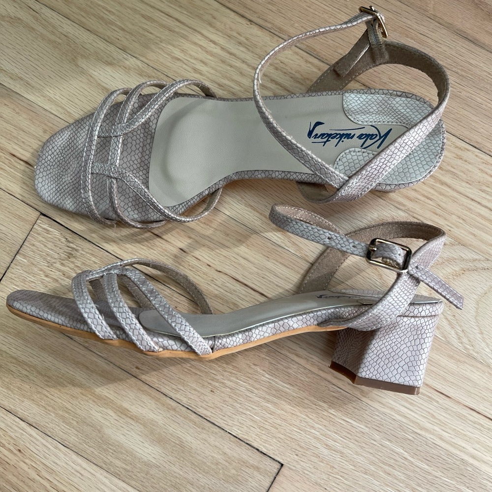 Beige textured leather sandal